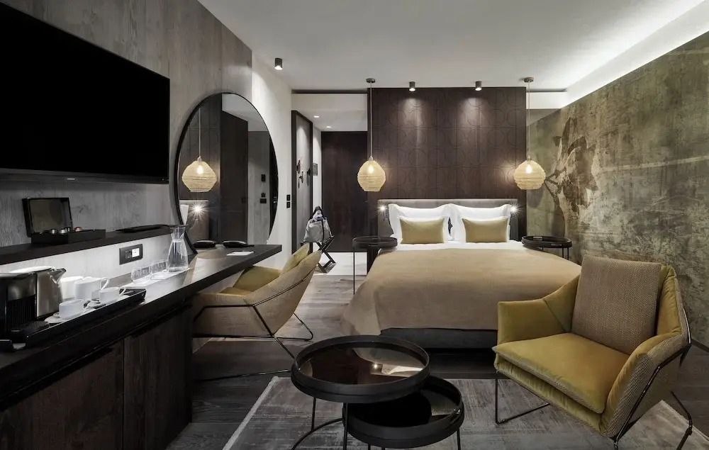 Modernes Zimmer mit Doppelbett und stilvoller Einrichtung