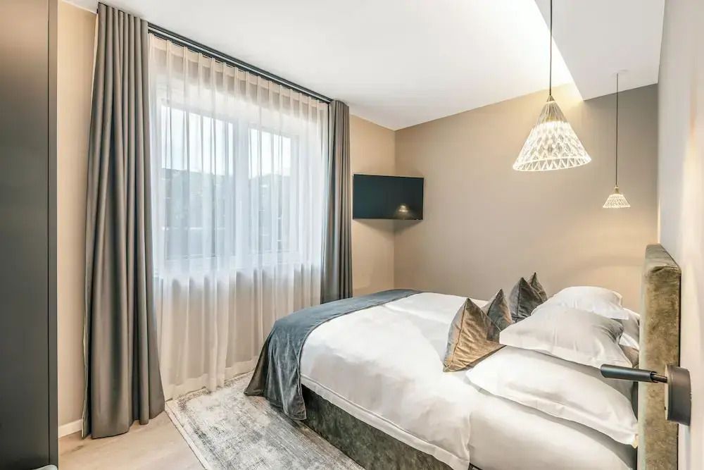 Schlafzimmer mit minimalistischer Dekoration und großem Fenster