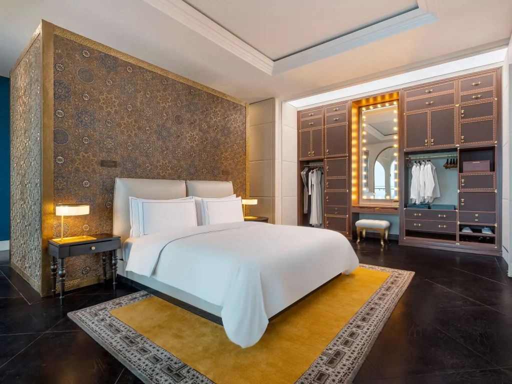 Luxuriöses Schlafzimmer mit Doppelbett und eleganten Einbauschränken