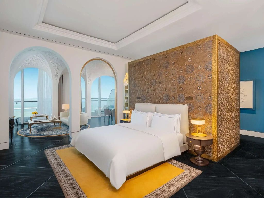 Suite mit Doppelbett und Blick auf das Meer durch große Fenster