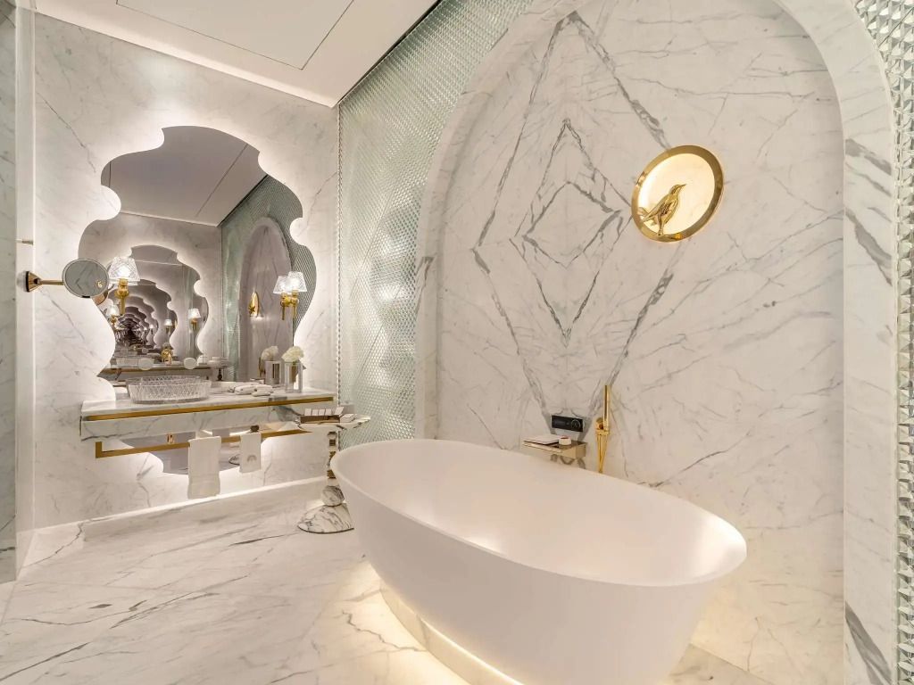 Luxuriöses Badezimmer mit freistehender Wanne und stilvollen Akzenten