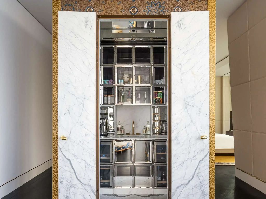 Moderne Minibar in einem eleganten Marmorschrank integriert