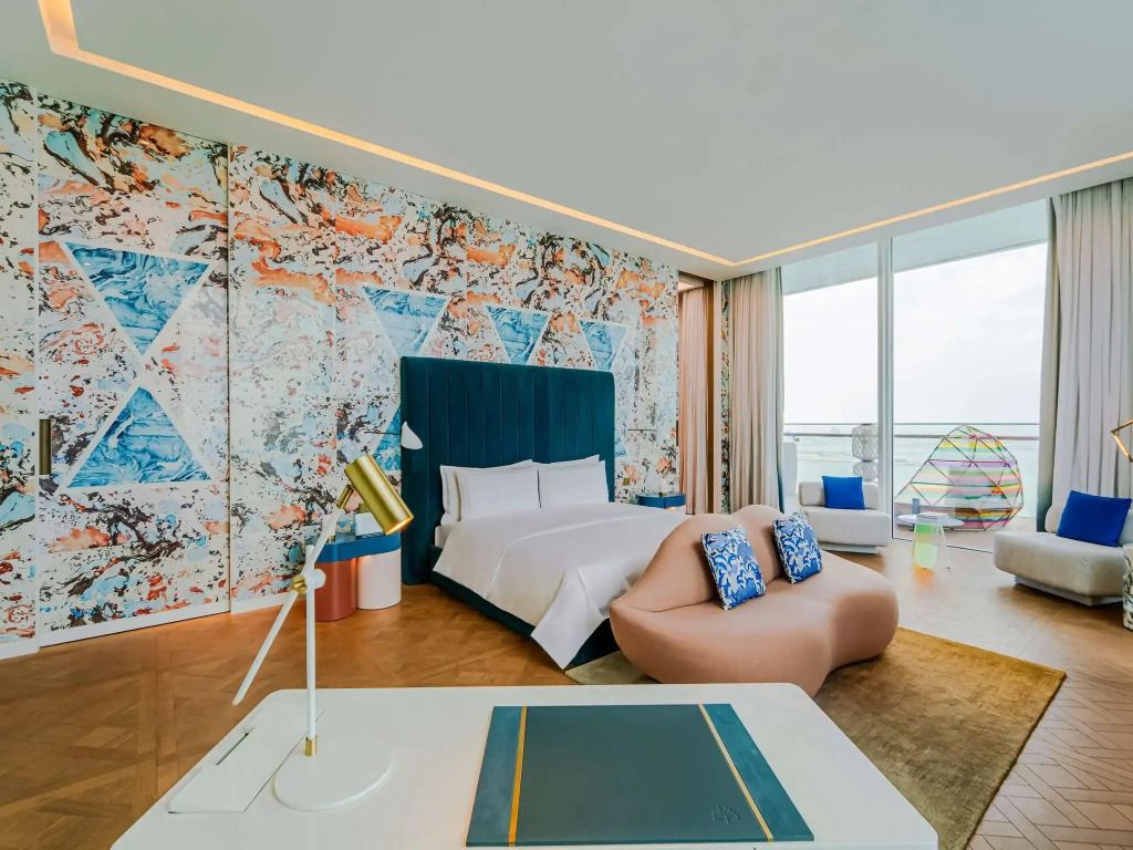 Luxuriöse Designer Suite mit modernem Kunst-Wandbild und Meerblick