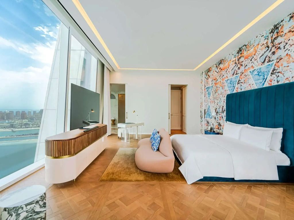 Designer Suite mit großen Fenstern und stilvoller Einrichtung