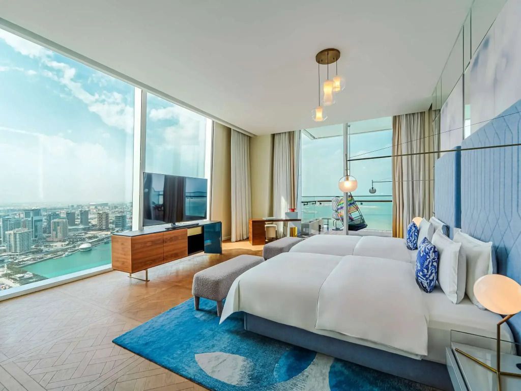 Großzügige Suite mit zwei Betten und Blick auf die Stadt und das Meer