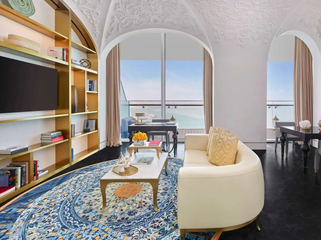 Helles Wohnzimmer mit Meerblick und kunstvoller Decke