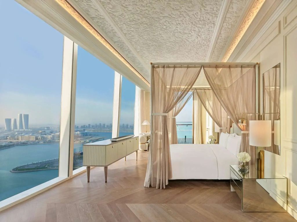 Erlesenes Schlafzimmer mit Himmelbett und Panorama-Ausblick in der Parisian Suite des Raffles Doha