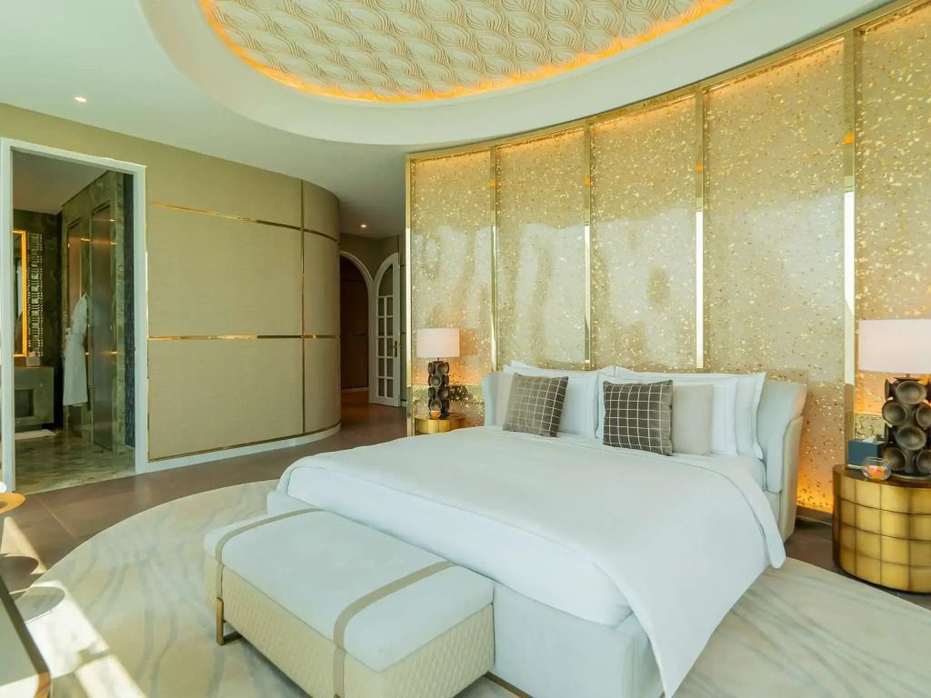 Luxuriöses Schlafzimmer in der Raffles Suite mit elegantem Design und Beleuchtung
