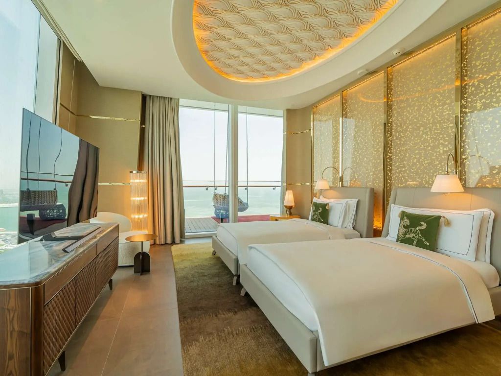 Zwei Einzelbetten in der Raffles Suite mit Meerblick und modernen Annehmlichkeiten