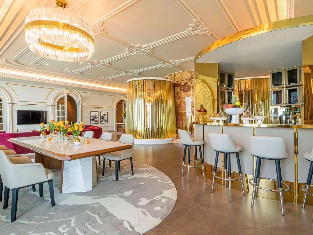 Raffiniertes Ess- und Wohnzimmer in der Raffles Suite mit luxuriösen Details