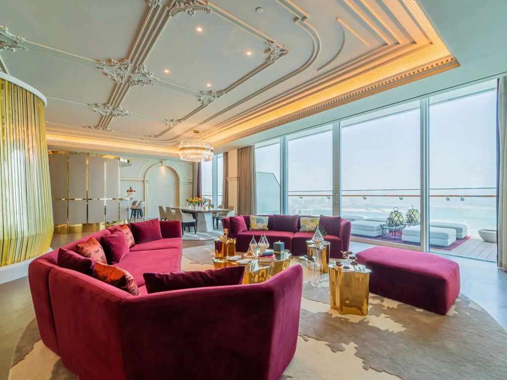 Luxuriöses Wohnzimmer in einer Suite mit eleganten Möbeln und Panoramablick.