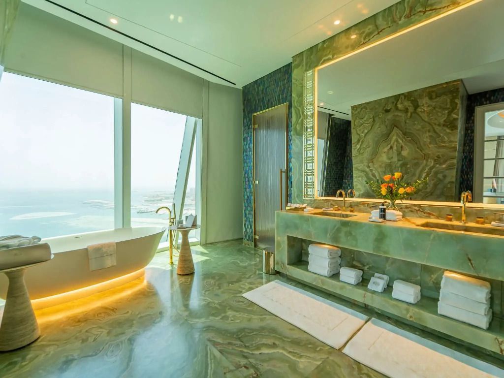 Modernes Badezimmer mit freistehender Badewanne und Blick auf das Meer.