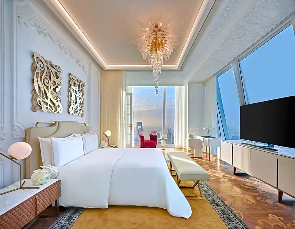 Luxuriöses Schlafzimmer der Royal Suite im Raffles Doha mit großen Fenstern und edler Dekoration