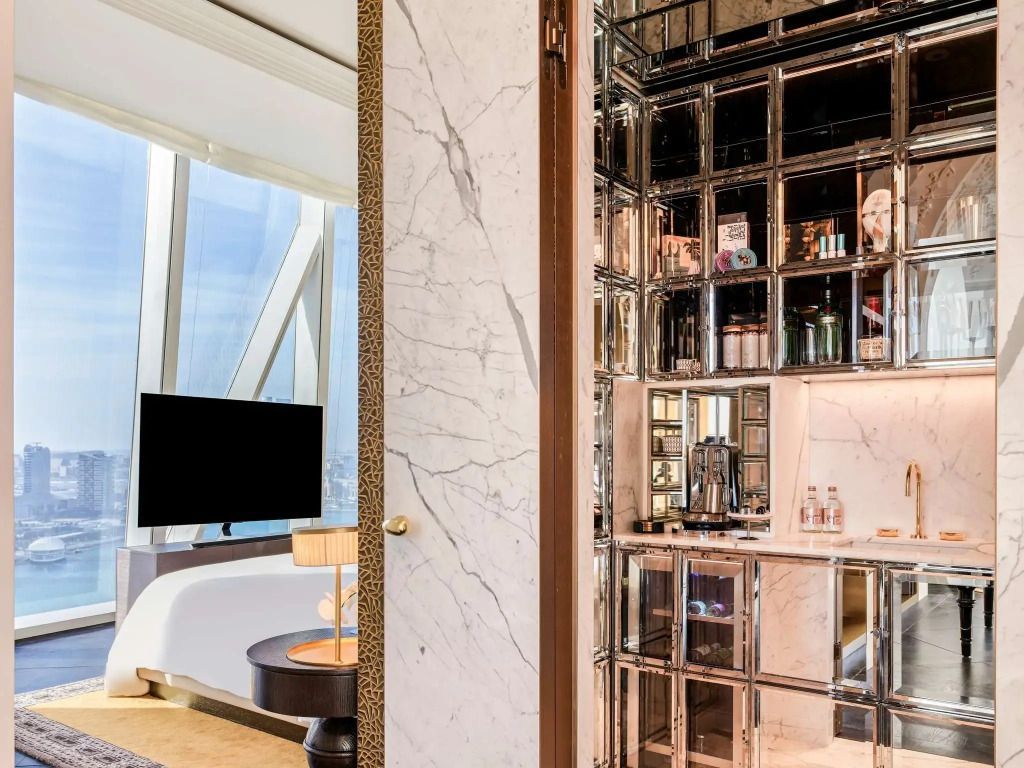 Luxuriöse Minibar aus verspiegeltem Glas mit Blick auf die Stadt.