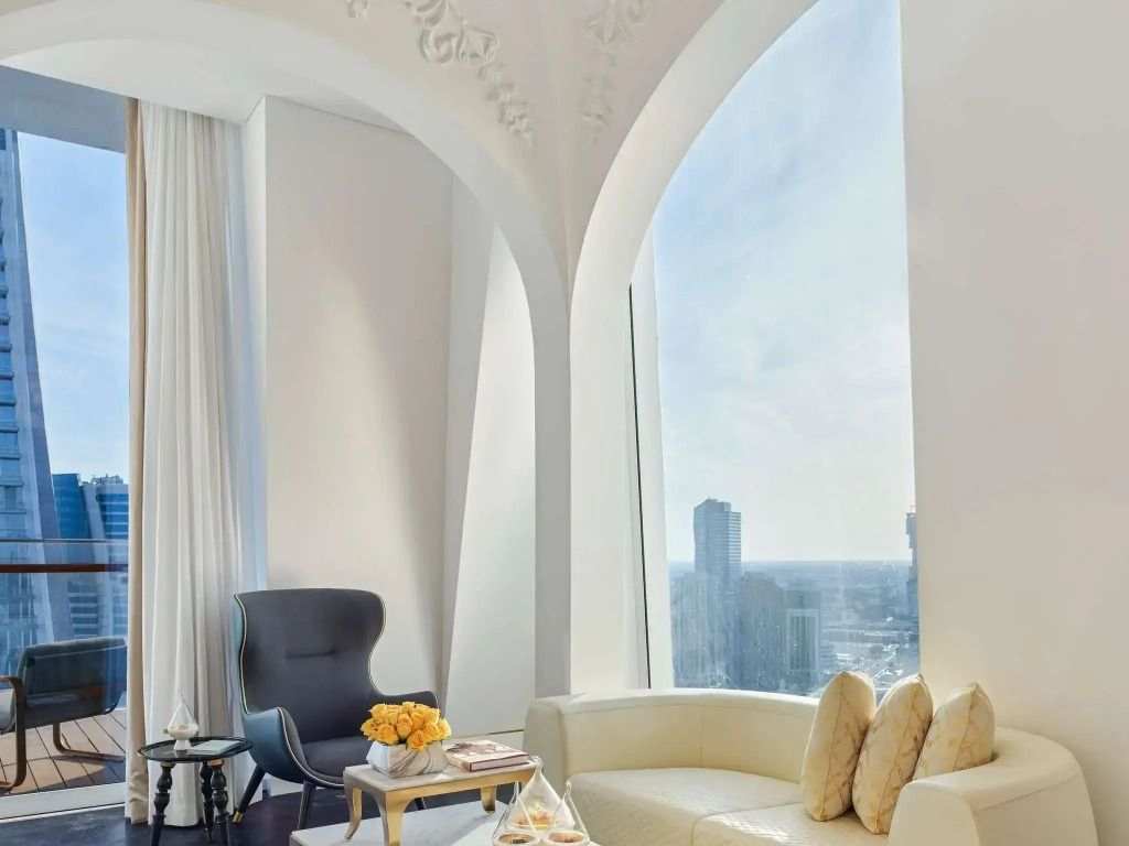 Helle Sitzecke mit Panoramablick und elegantem Dekor in der Urban Doppel Signature Suite.