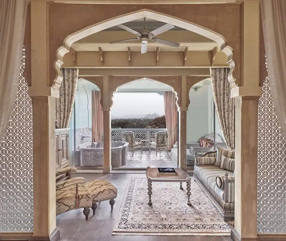 Luxuriöse Junior-Suite mit Balkon und traditionellen indischen Design-Elementen