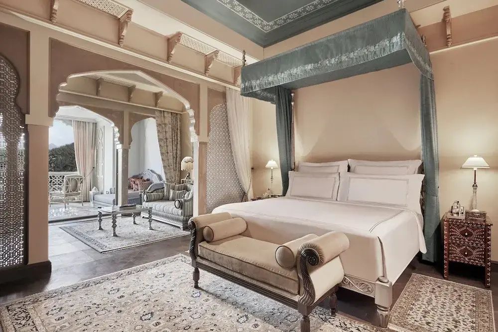 Comfortables Doppelbett in Junior-Suite mit kunstvollen Details und klassischem Ambiente