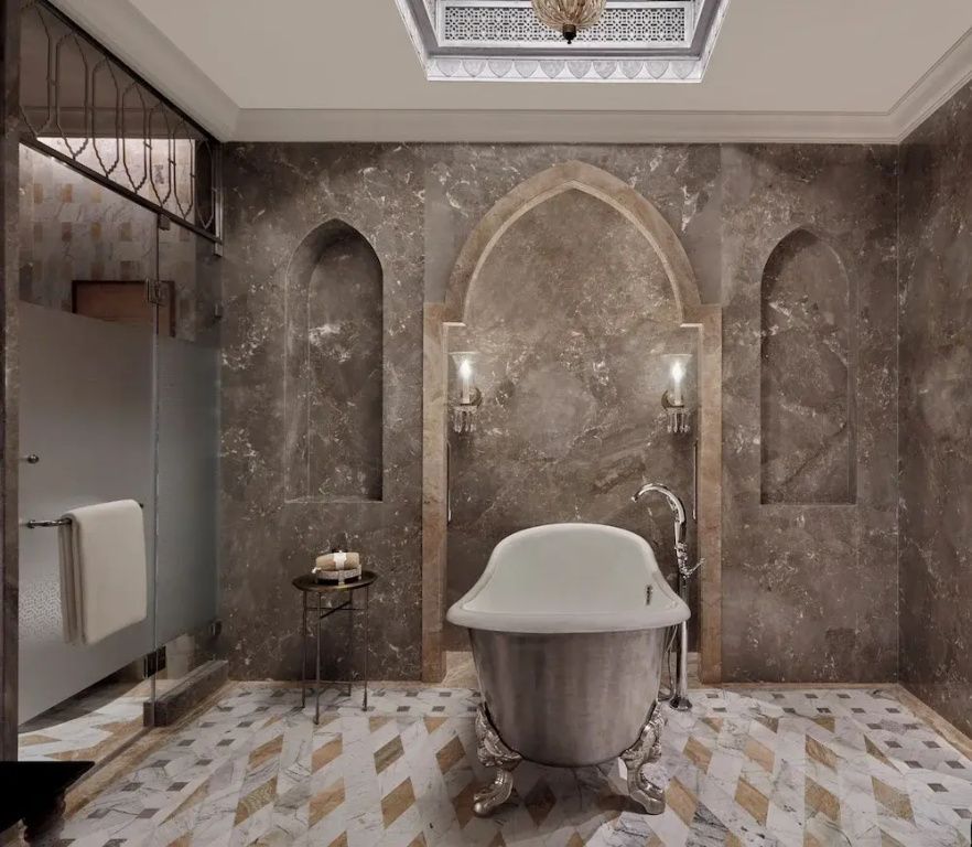 Luxuriöses Badezimmer mit freistehender Badewanne und Marmorakzenten