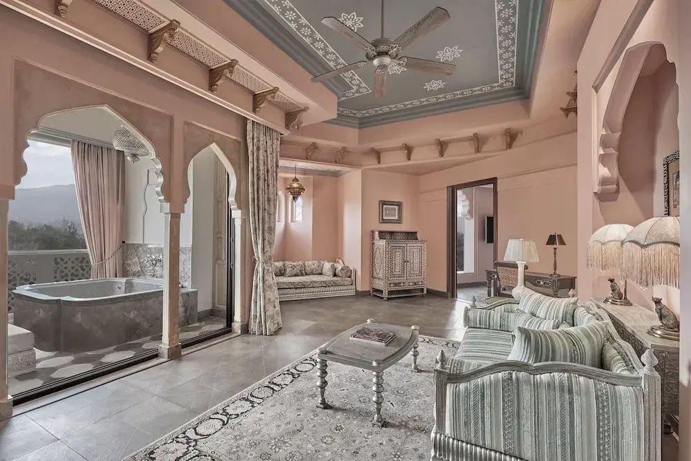 Suite mit traditionellem Dekor, Stuckdecke und luxuriösen Polstermöbeln