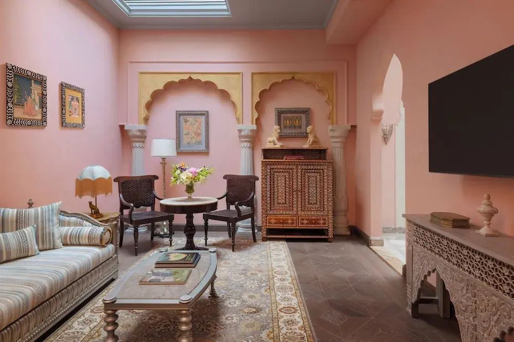 Gemütliche Sitzecke mit traditionellen indischen Designelementen