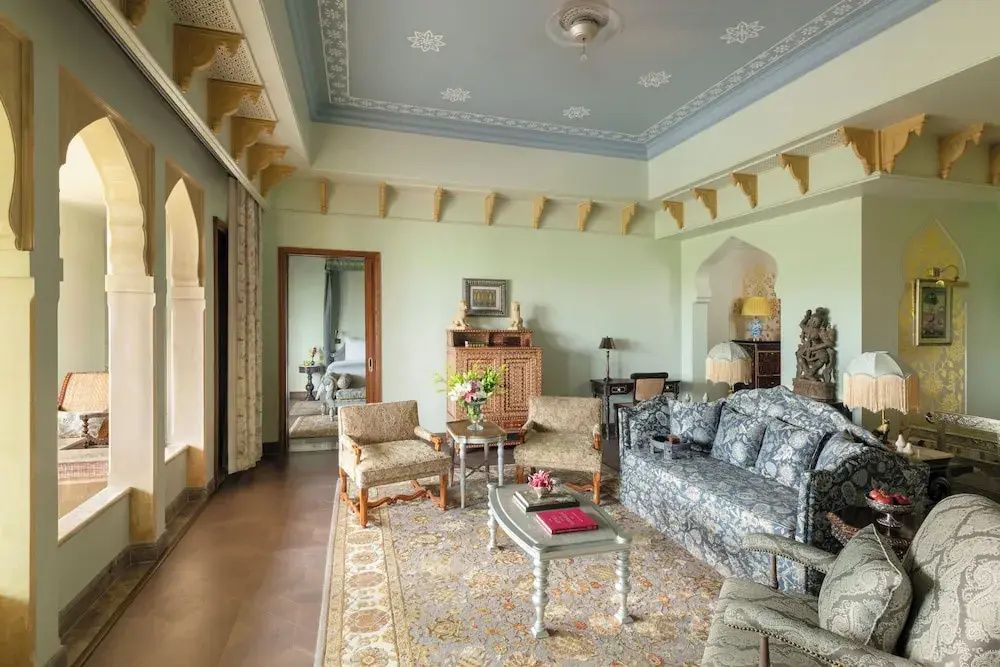 Geräumiges Wohnzimmer mit traditionellen Dekorelementen und stilvollen Möbeln