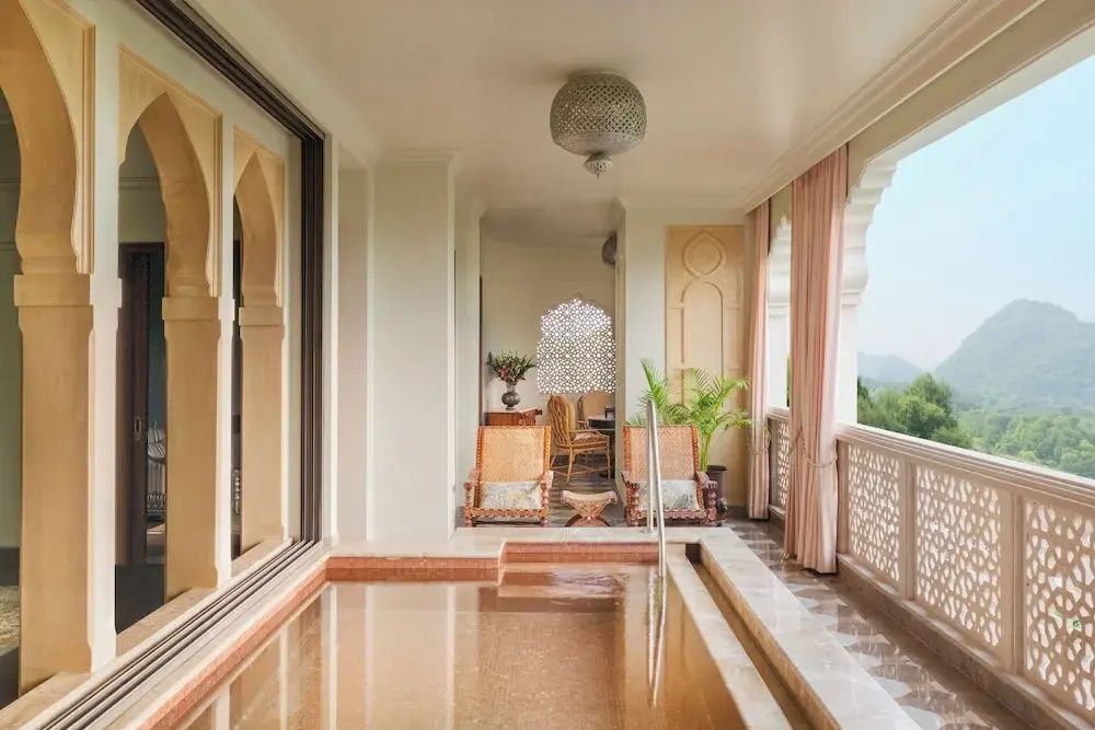 Privater Balkon mit Tauchbecken und Aussicht auf die Landschaft