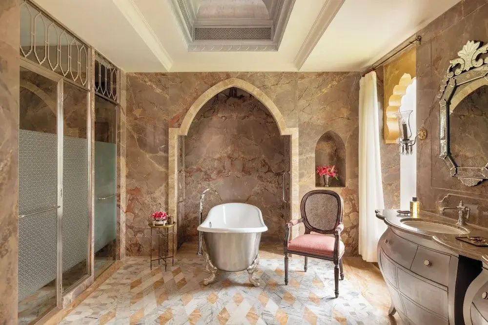 Luxuriöses Badezimmer mit eleganter Badewanne und stilvollem Design