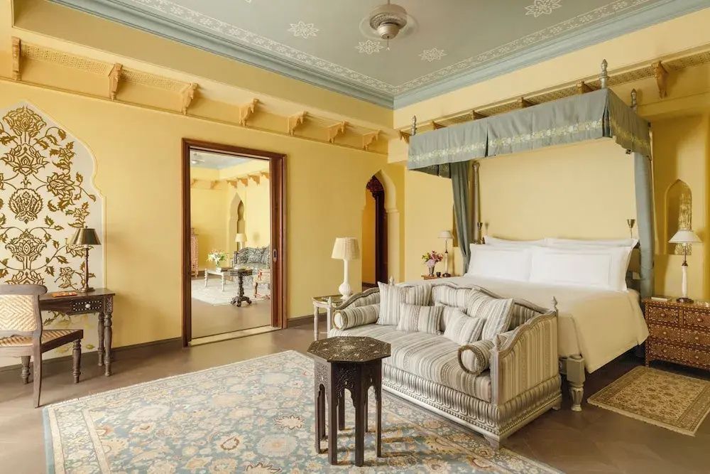 Elegantes Wohnzimmer der Royal Doppel Suite mit stilvollem Sofa und dekorativem Himmelbett