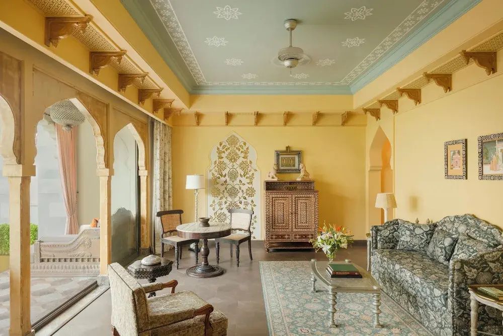 Helles Wohnzimmer mit traditionellem Interieur und eleganter Einrichtung in der Royal Suite