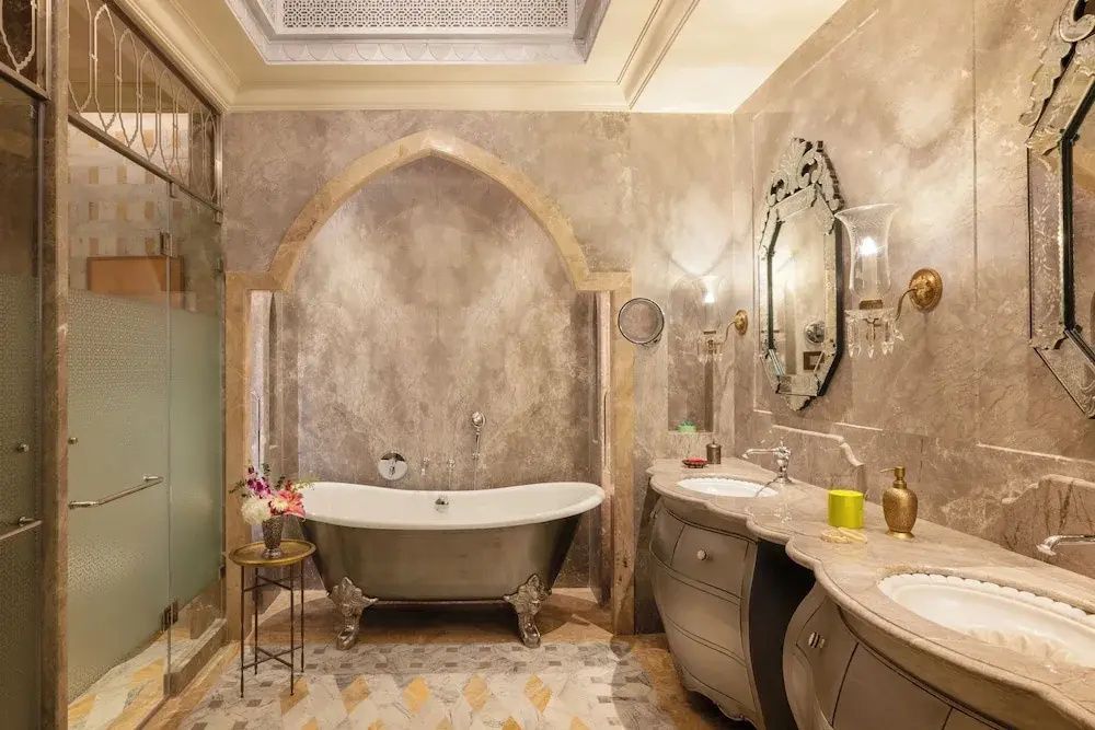 Luxuriöses Badezimmer mit freistehender Badewanne und Doppelwaschbecken in der Royal Suite