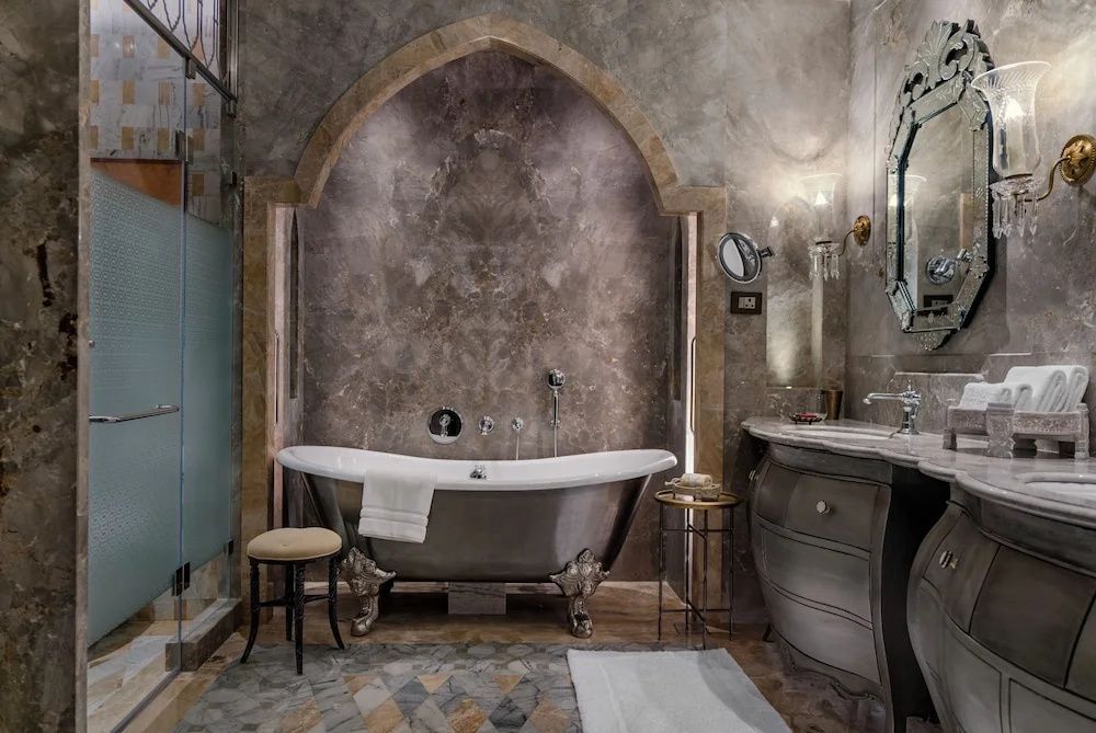 Luxuriöses Badezimmer mit freistehender Badewanne und opulenten Details