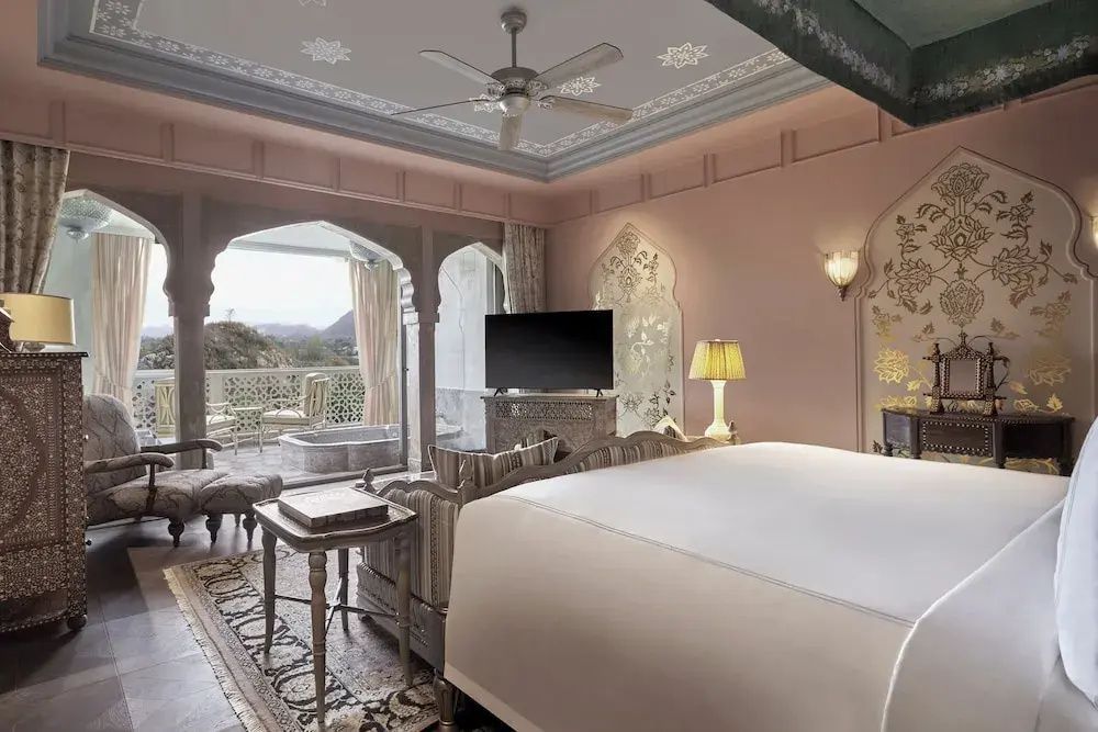 Elegantes Schlafzimmer mit Doppelbett, Balkon und stilvollen Details