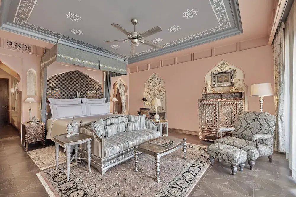 Helles Schlafzimmer mit Himmelbett und traditionellem Dekor im Hotel