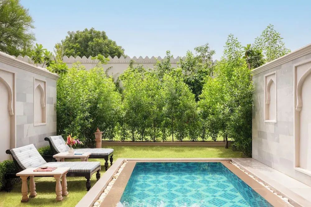 Privater Pool umgeben von üppigem Grün im Garten des Hotels