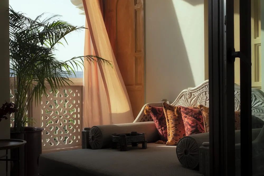 Gemütlicher Balkon mit Tagesbett und ausblick auf Natur