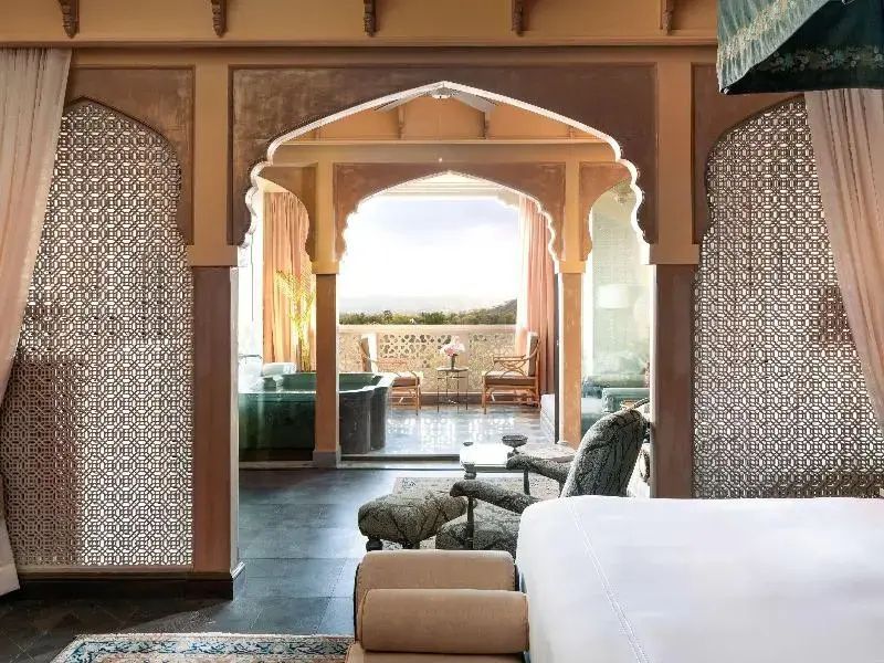 Luxuriöse Junior-Suite mit traditionellem Bogen und Aussicht auf die Landschaft.