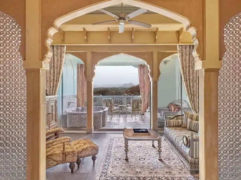 Junior-Suite mit traditionellem Indischen Dekor und Balkon mit Bergblick.