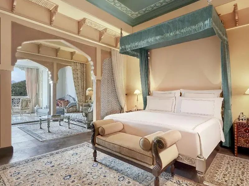 Geräumige Junior-Suite mit Himmelbett und luxuriösen Details.