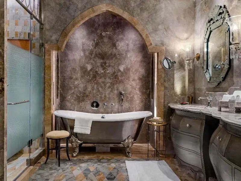 Elegantes Badezimmer mit freistehender Badewanne und kunstvoller Gestaltung.