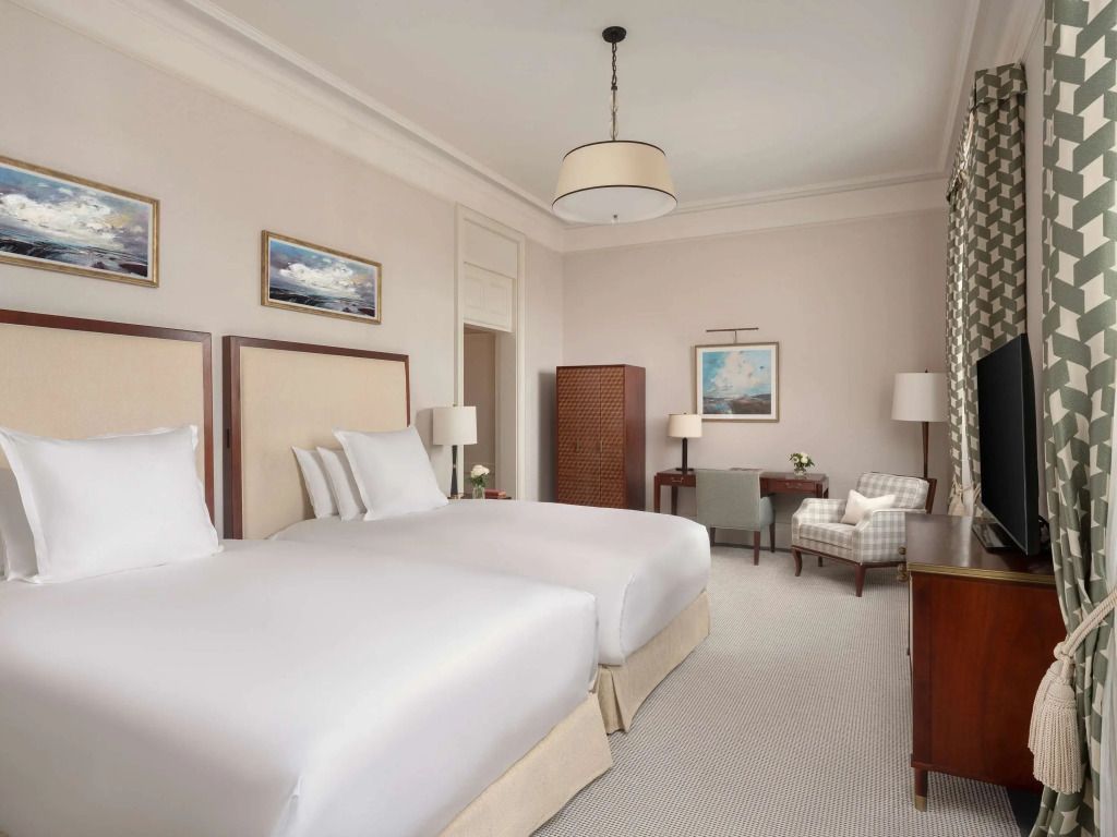 Elegantes Deluxe Doppelzimmer mit zwei Einzelbetten und klassischer Einrichtung