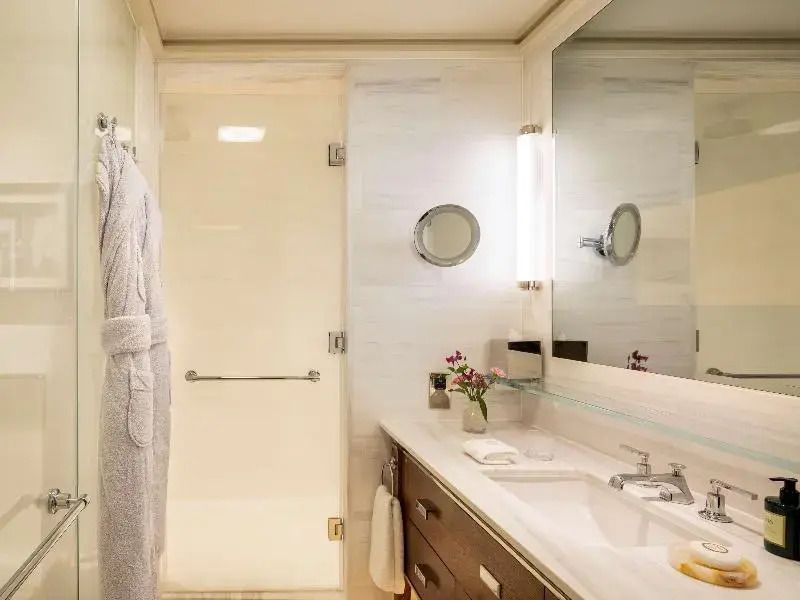 Helles Badezimmer mit moderner Dusche und stilvoller Einrichtung