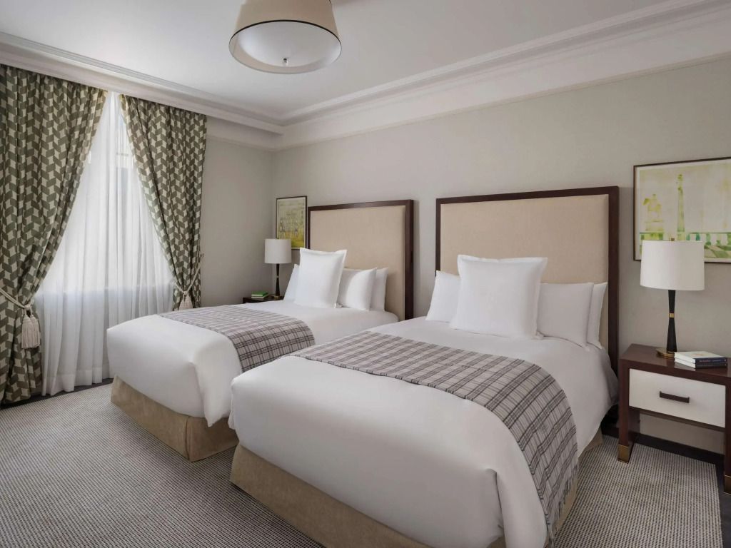 Elegantes Superior Doppelzimmer mit zwei Einzelbetten und stilvoller Einrichtung.