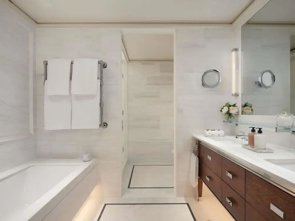 Luxuriöses Badezimmer mit Badewanne, Dusche und Doppelwaschbecken.