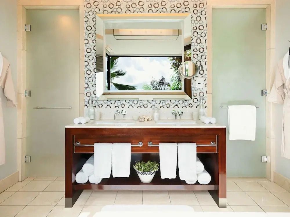 Modernes Badezimmer mit großem Spiegel und edlen Details in der Hillside Villa.