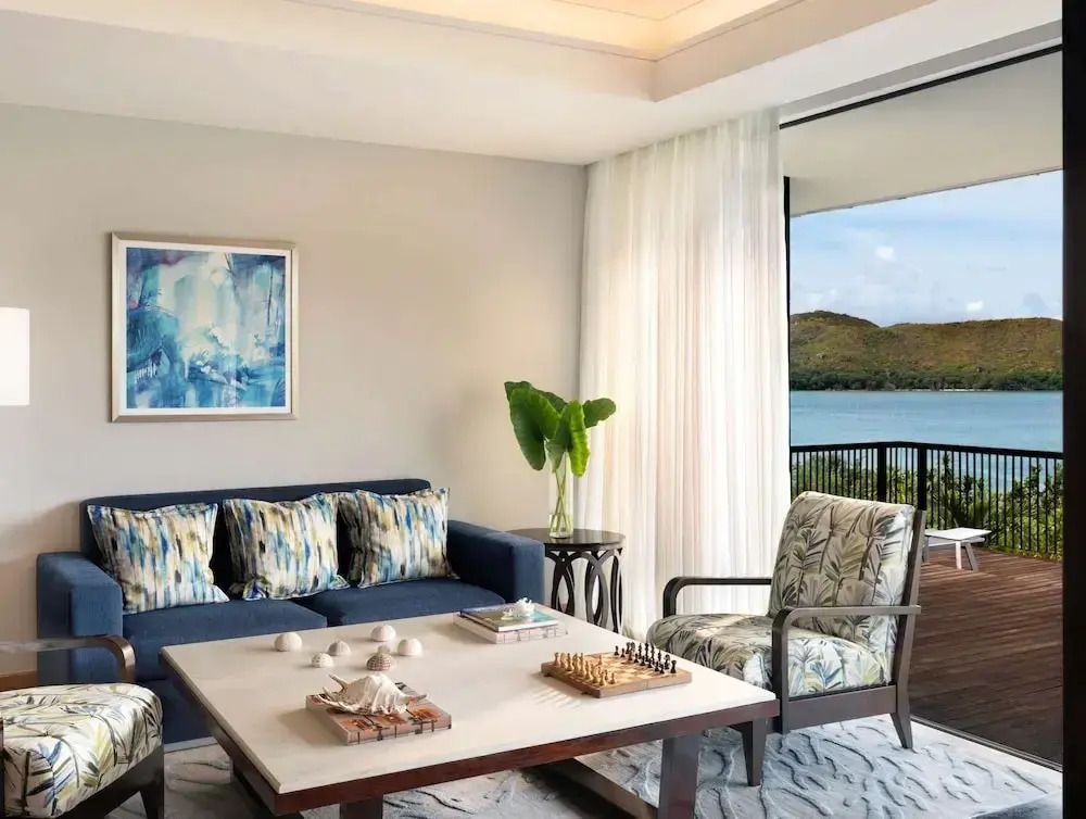 Geräumiger Wohnbereich mit Blick auf das Meer und stilvollen Möbeln in der Villa