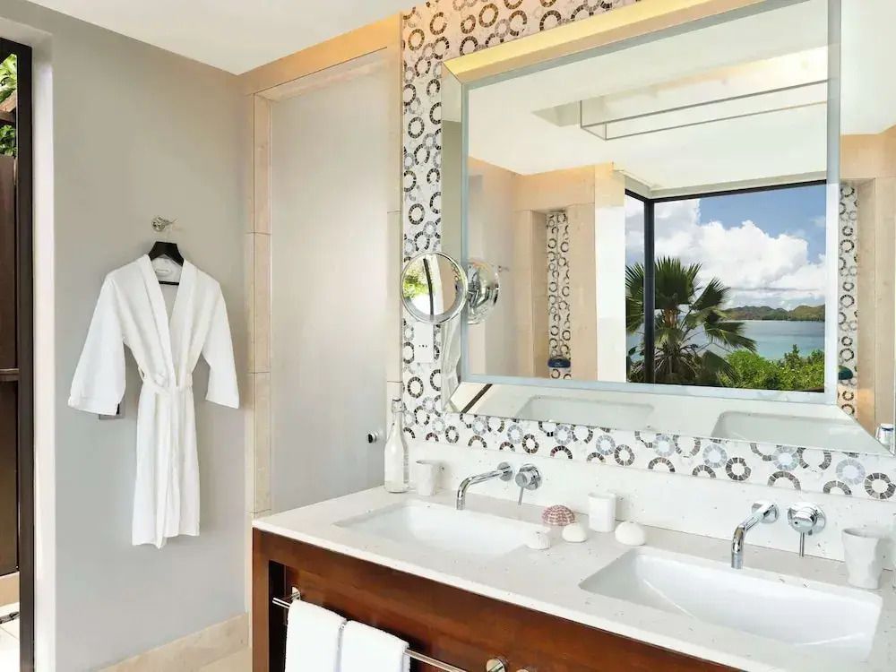 Modernes Doppelwaschbecken-Badezimmer mit Meerblick in der Villa