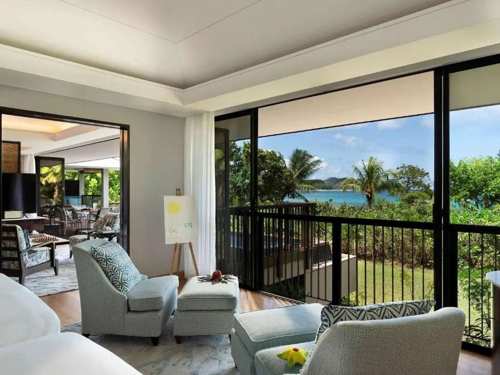 Villa-Wohnbereich mit Blick auf den tropischen Garten und das Meer