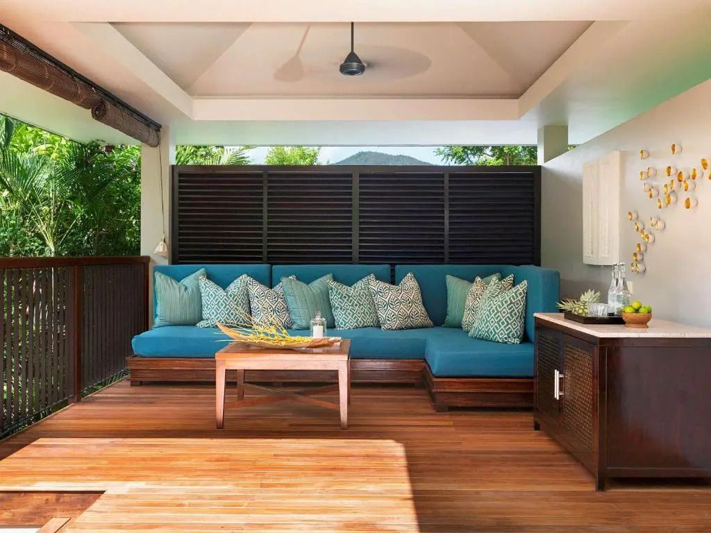 Gemütliche Outdoor-Lounge mit Holzboden und blauen Kissen