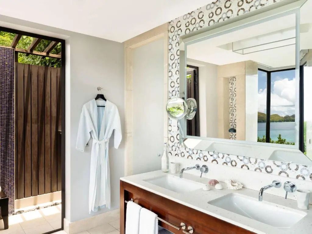 Modernes Badezimmer mit Doppelwaschbecken und Außenansicht