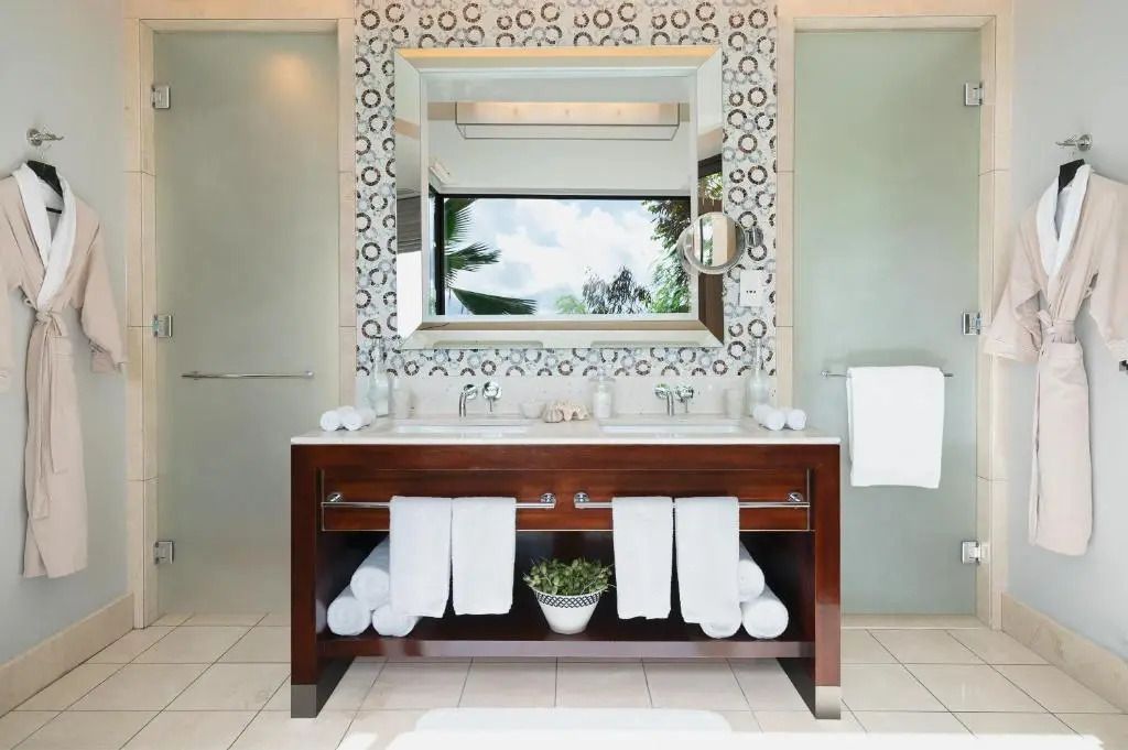 Elegantes Badezimmer mit stilvollem Waschtisch und großen Spiegeln